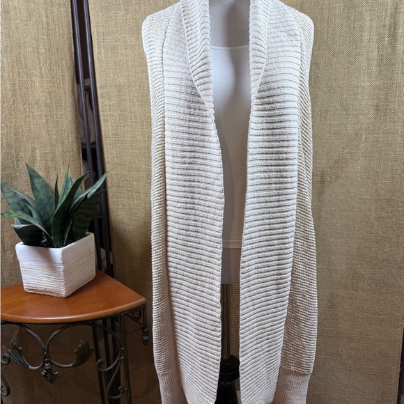 Elegant Cream Women's Sleeveless Cardigan Size Medium - Picture 1 of 6